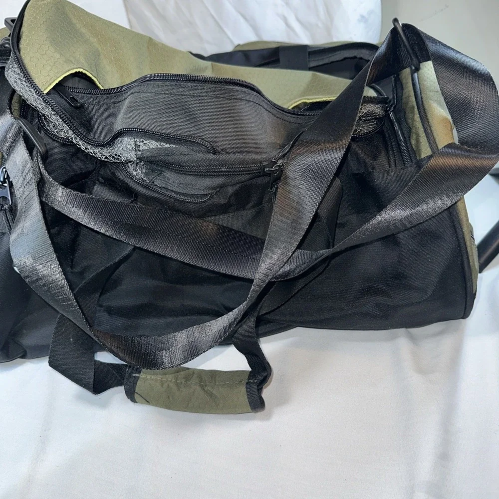 Eddie Bauer Luggage Carry-on Duffle Gym Bag in Black & Green 19
